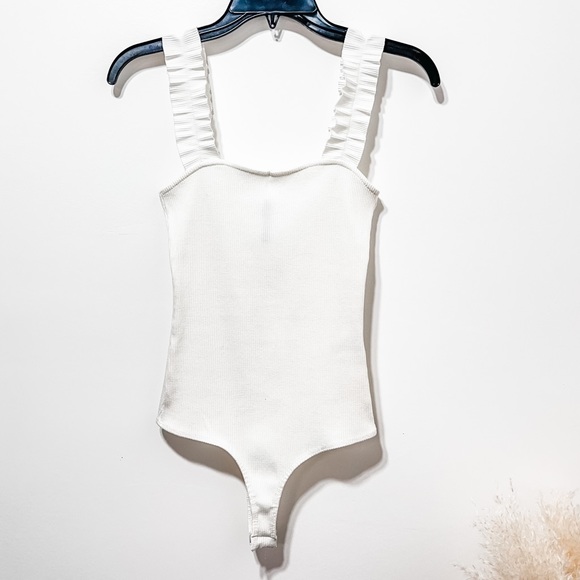 Jolie Ruffle Strap Ribbed Bodysuit Size M in White - Picture 6 of 12